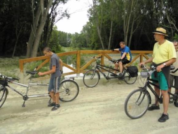 Dunakiliti tábor 2015 Szól a szív…Alapítvány. Tandem bicikliztünk. Dunakiliti tábor 2015 Szól a szív...Alapítvány