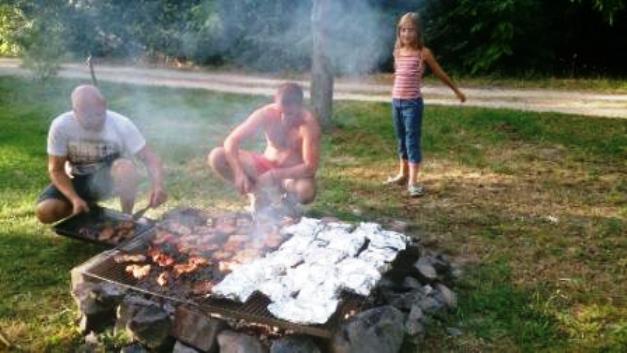 Dunakiliti tábor 2015 Szól a szív…Alapítvány, Vacsorasütés grillen. Dunakiliti tábor 2015 Szól a szív...Alapítvány