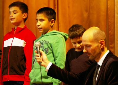 Vakok iskolájában Lánynap 2014 márciusában. Fiúk énekkel, hangszeres előadással köszöntik társaikat.