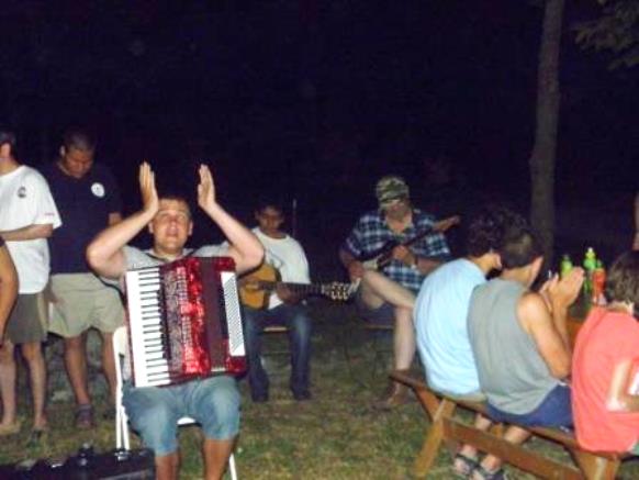 Dunakiliti tábor, esti harmonikaszó 2015 Szól a szív…Alapítvány Dunakiliti tábor 2015 Szól a szív...Alapítvány