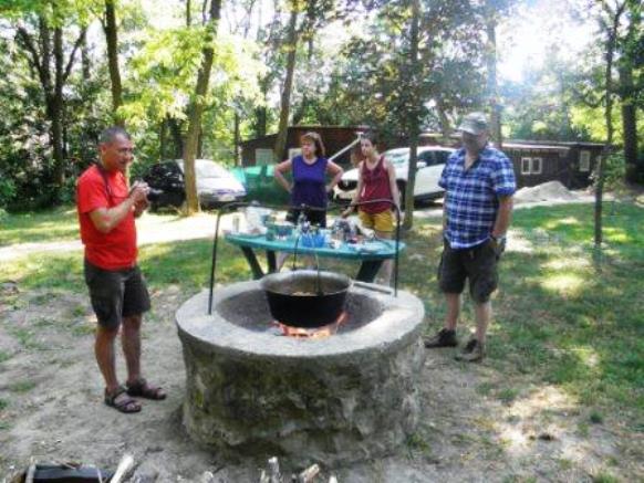 Dunakiliti tábor, bográcsozás, 2015 Szól a szív…Alapítvány Dunakiliti tábor 2015 Szól a szív...Alapítvány