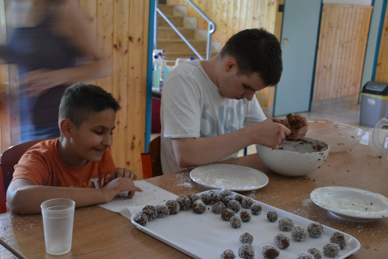 Látássérült gyerekek készítenek kókuszgolyót